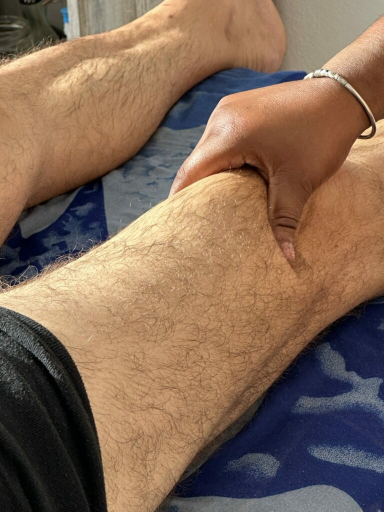 Image d'une pression exercée au niveau des quadriceps, et genoux